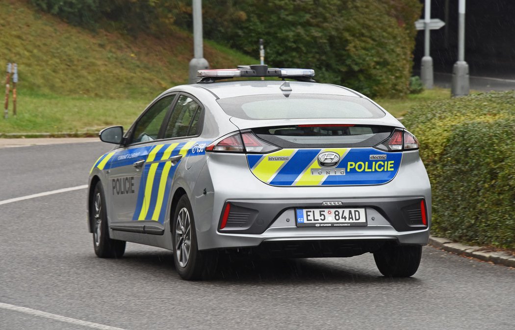 Policejní elektromobily uvidíte jezdit nejčastěji po centru Prahy