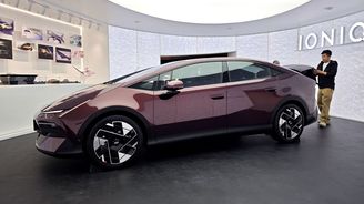 Nový Hyundai Ioniq je velký jak superb a vypadá jak tesla. Stojí ale méně než malinký inster Nový Hyundai Ioniq je velký jak superb a vypadá jak tesla. Stojí ale méně než malinký inster