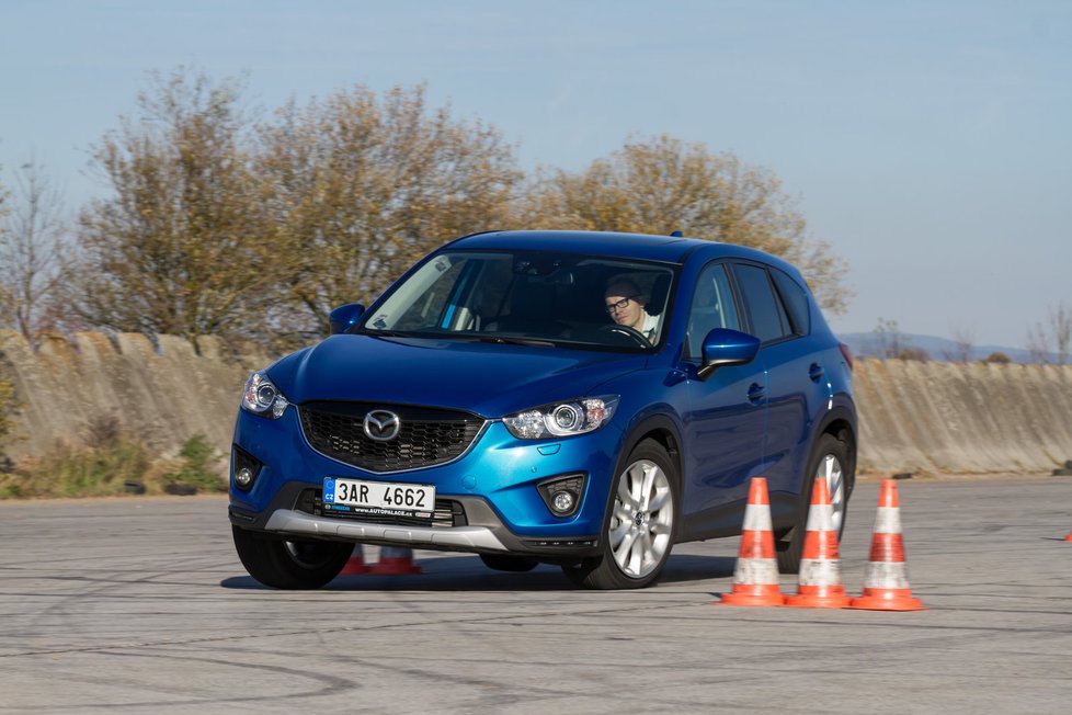 CX-5 je na poměry SUV velmi hbitá, o to víc překvapí útlocitná stabilizace. Vyšší světlá výška než u hyundaie umožní rozsáhlejší použití mimo asfalt.