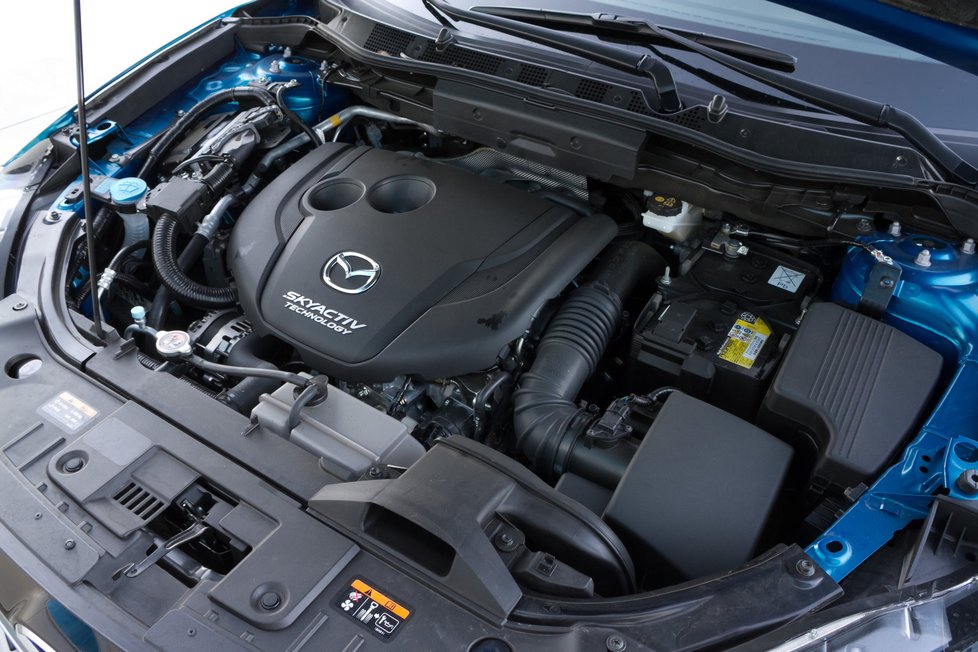 motoru 2.2 Skyactiv-D překvapí výše posazený točivý moment. Udávaná spotřeba 5,5 litru je naprostý nesmysl.