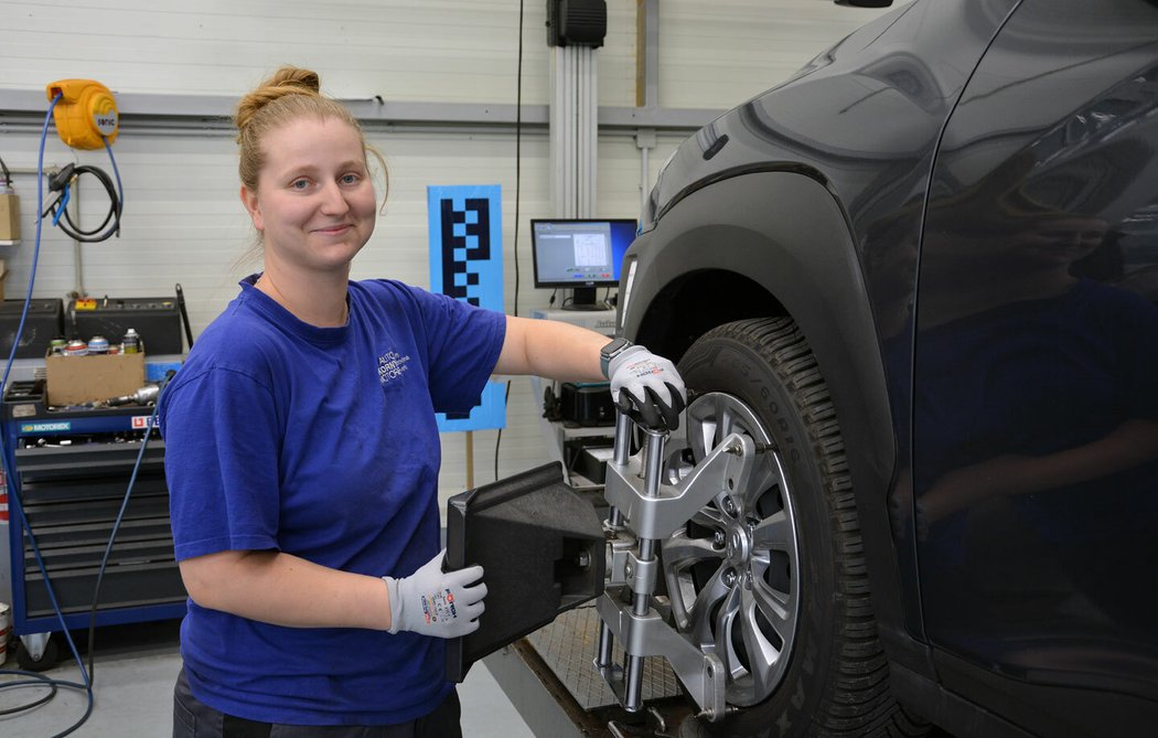 Magda Grznárová, zkušená mechanička autoservisu Hyundai Auto Pokorný Motors v Brně, vyřešila táhnutí ke straně během chvíle, když seřídila rozhozenou sbíhavost. Ostatní hodnoty geometrie, které se seřídit nedají, byly v pořádku.