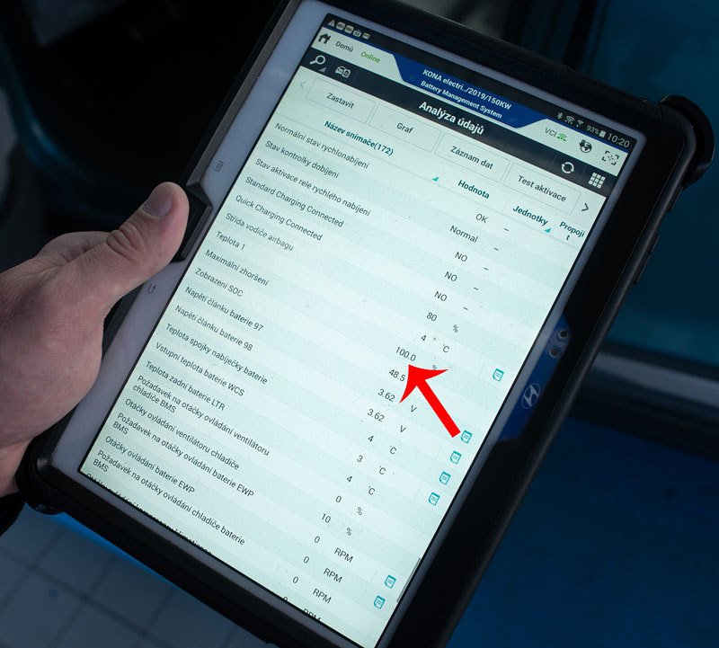 Jiří Donda z Hyundaie ČR nám na závěr testu udělal precizní diagnostiku celého auta. Potvrdilo se, že baterie je stále stoprocentní.