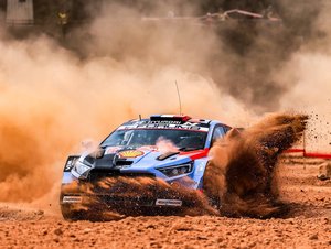 Rallye Sardinie po 1. dnu: Vede Neuville, titulu je blíže Evans