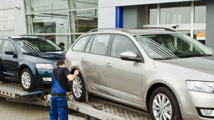 Hyundai naváží škodovky do vlastních showroomů.
