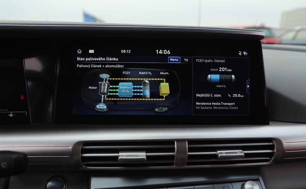 Multimediální systém nexa je stejný jako v jiných vozech Hyundaie, navíc jsou pouze funkce specifi cké pro vodíkový pohon, například statistika pročištěného vzduchu. Na displeji je možné zobrazit také tok energie, usnadňující pochopení funkce celého systému.