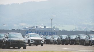 Tisíce nových aut obsypaly nošovický Hyundai. Kamioňáků je málo a železnici ochromil požár