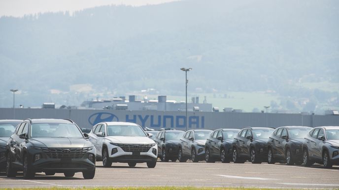 Nově vyrobené vozy Hyundai se z nošovického závodu automobilky nedaří dostatečně rychle odvážet, takže se odstavná plocha zcela přeplnila více než devíti tisíci nových vozů.