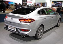 Hyundai i30 Fastback chce zaútočit na Octavii. Jak je na tom s vnitřním prostorem?