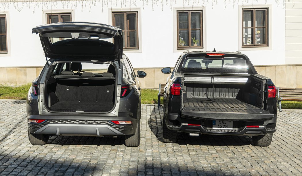 Nejdůležitější rozdíl: dveře kufru SUV se vyklápějí vzhůru, víko korby dolů. Využitelné objemy kryté bočními plechy se kupodivu tolik neliší: 577 vs. 765 litrů.