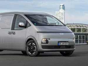 Elektrický Hyundai Staria Cargo má české ceny. Uveze tři palety na vzdálenost 450 km