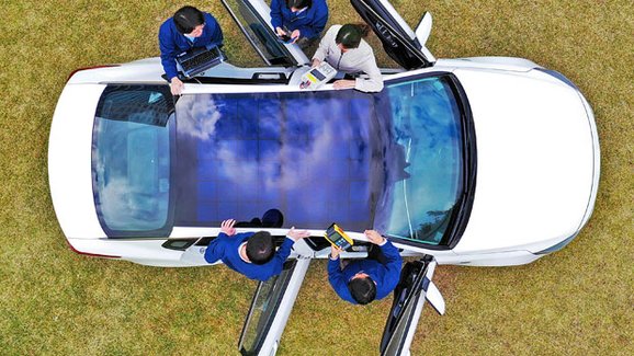 Hyundai představuje revoluční technologii solárního nabíjení. Chce vyzrát na emise