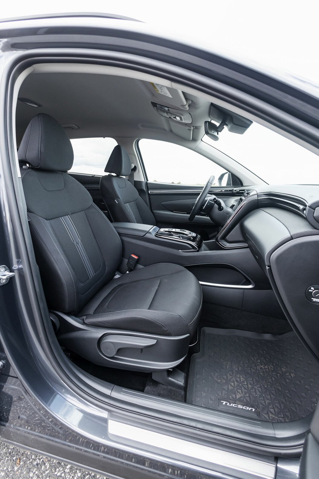 Hyundai Tucson patří k nejprostornějším vozům ve třídě, a to jak vepředu tak i vzadu. Dobré jsou i sedačky se slušným komfortem i bočním vedením.