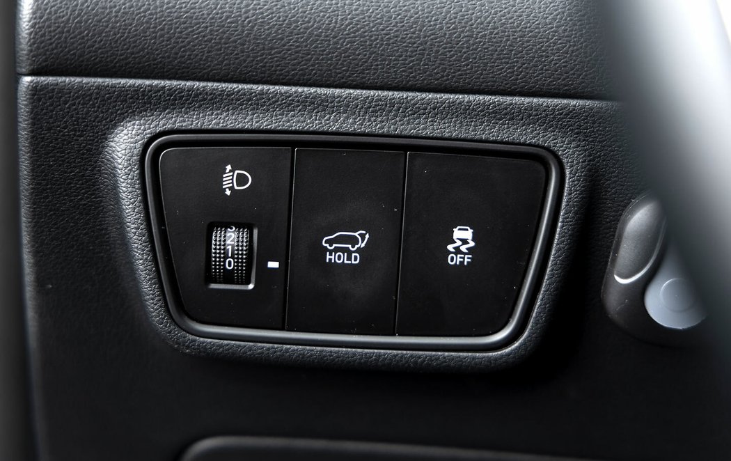 V Hyundai stále zůstává spousta tlačítkového ovládání, většina asistentů se ale už i zde ovládá přes displej. Vlevo pod volantem zůstalo jen to nejnutnější.
