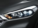 Vyšší světlomety LED u vozů před faceliftem poznáte podle dvojice malých čoček. Dálková světla mají ještě řešena halogenem, potkávacími LED pak svítí docela nízko.