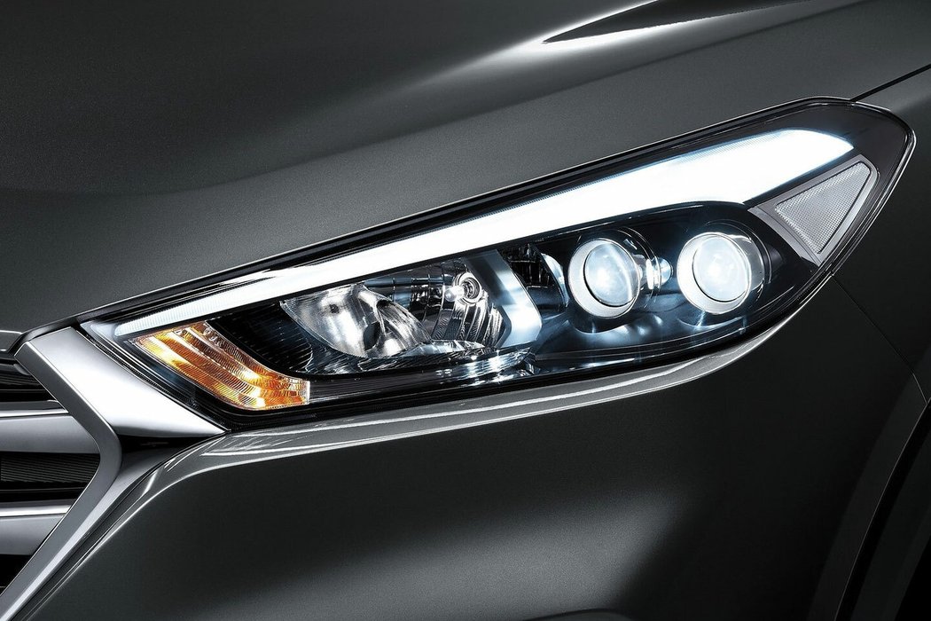 Vyšší světlomety LED u vozů před faceliftem poznáte podle dvojice malých čoček. Dálková světla mají ještě řešena halogenem, potkávacími LED pak svítí docela nízko.