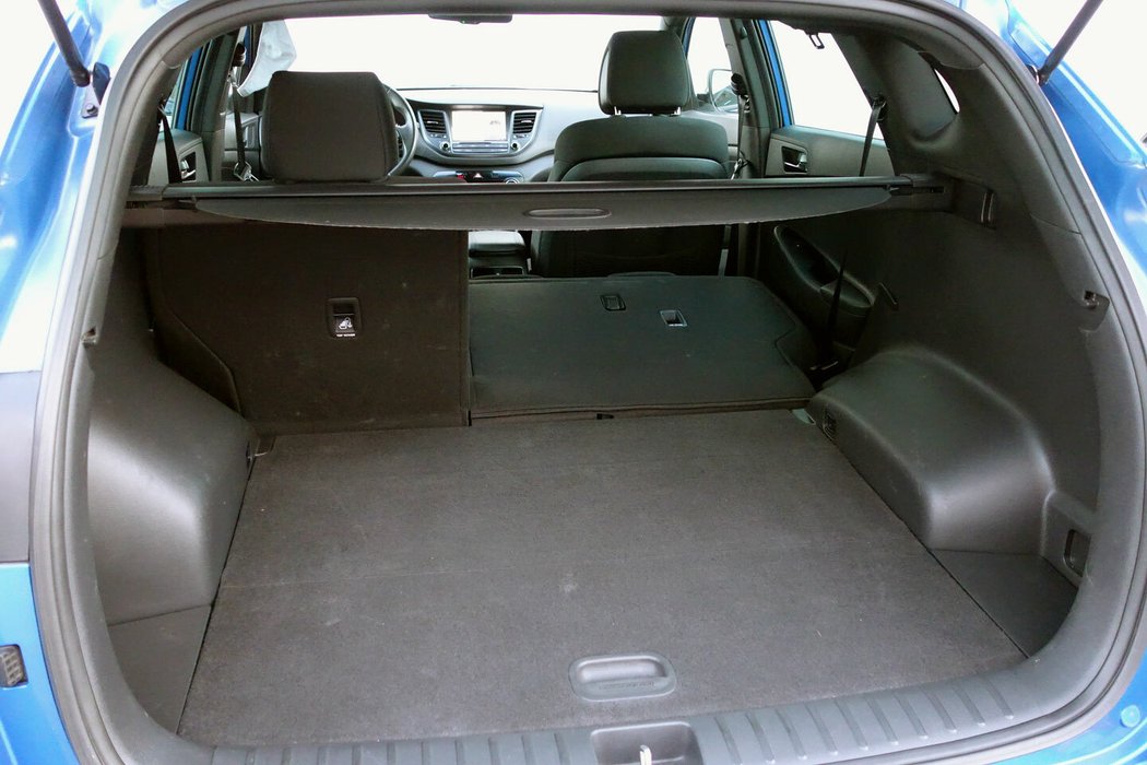 Objem kufru se pohybuje od 455 l (u hybridu CRDi MHEV) po 513 l (základní verze s lepicí sadou). U zadních sedadel lze měnit sklon opěradel.