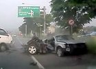 Video: Hyundai Sonata se při nehodě rozlomí napůl