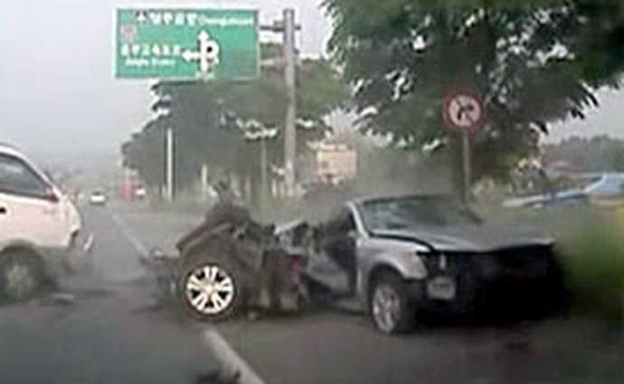 Video: Hyundai Sonata se při nehodě rozlomí napůl