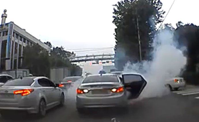 Video: Neovladatelný Hyundai Sonata bourá do aut kolem sebe