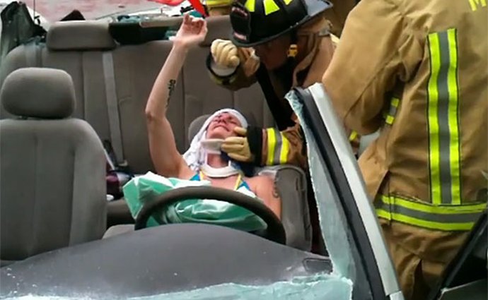 Video: Takto vypadá vyprošťování raněného z vraku auta