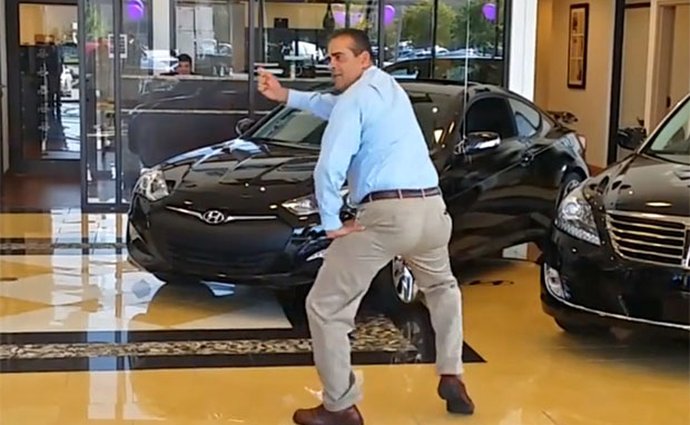 Video: Tančící prodejce Hyundai zastínil i profesionálky