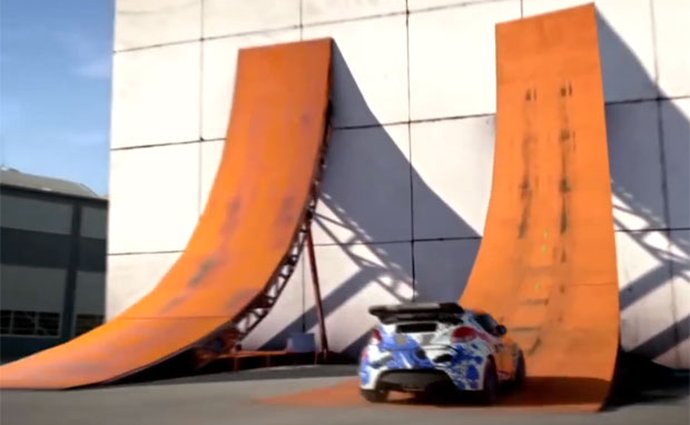 Video: Hyundai Veloster umí jezdit po zdi. Nebo ne?