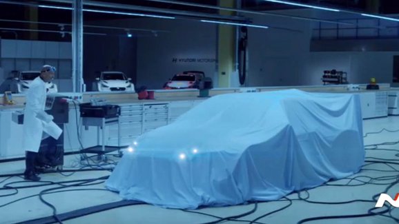 Hyundai poodhaluje svůj elektrický závoďák, oživil ho jako Frankenstein