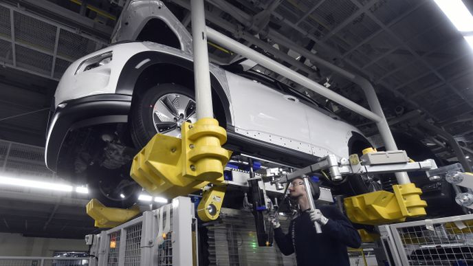 Automobilka Hyundai zahájila v Nošovicích sériovou výrobu vozu Kona Electric, prvního automobilu na elektrický pohon vyráběného v České republice. Na snímku je montáž baterie.