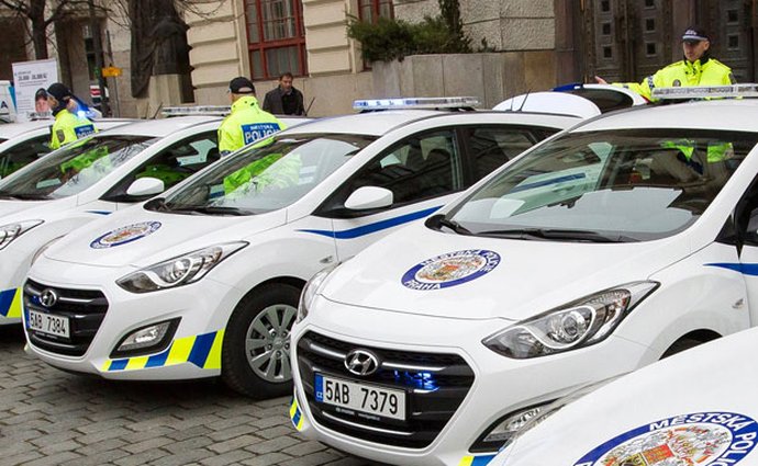 Pražští strážníci nakupují nová auta. Většinou jde o Hyundaie...