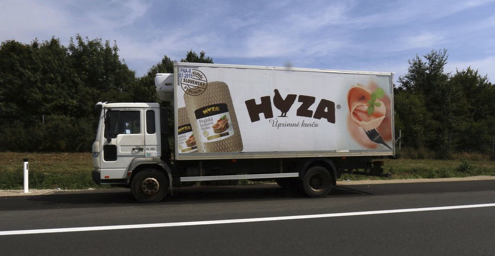 V dodávce firmy Hyza byly nalezeny desítky mrtvých těl.
