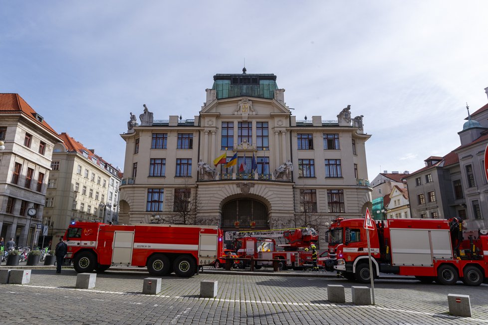 Pražští hasiči si připomněli 170. výročí od svého založení spanilou jízdou po Praze