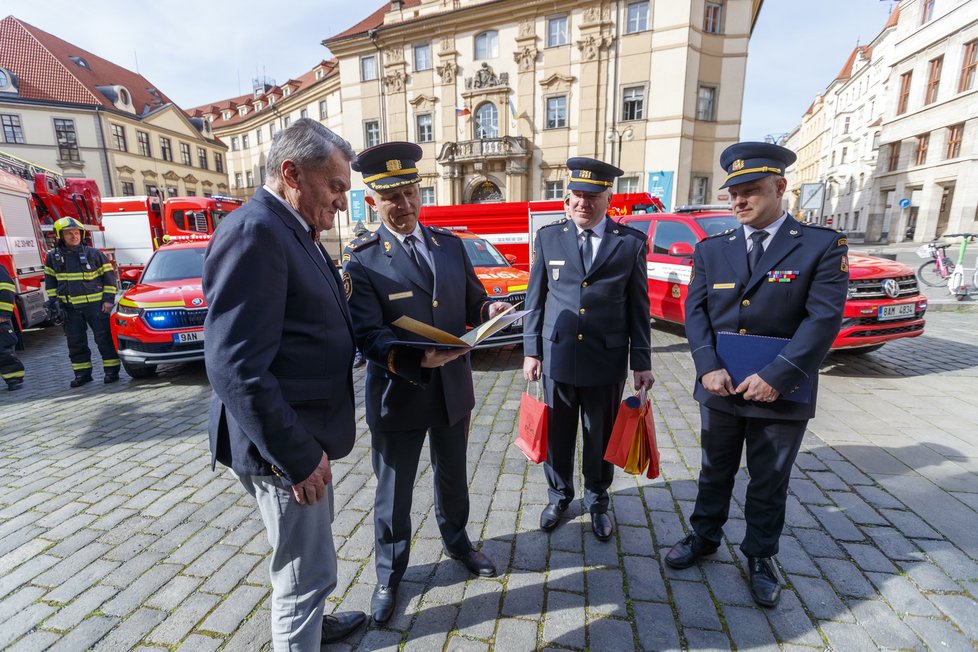 Pražští hasiči si připomněli 170. výročí od svého založení spanilou jízdou po Praze