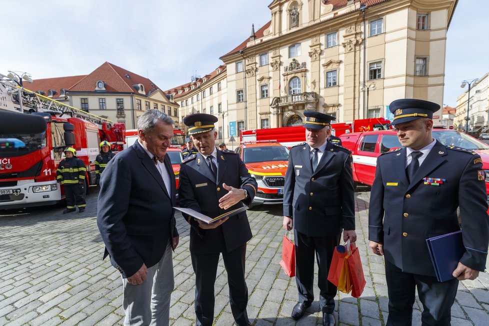 Pražští hasiči si připomněli 170. výročí od svého založení spanilou jízdou po Praze