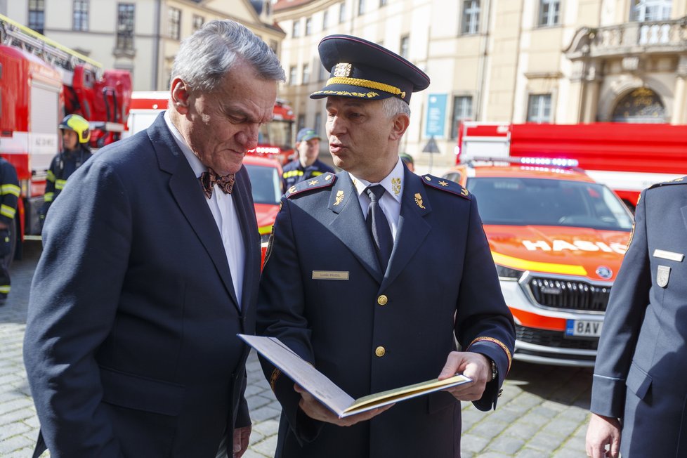 Pražští hasiči si připomněli 170. výročí od svého založení spanilou jízdou po Praze