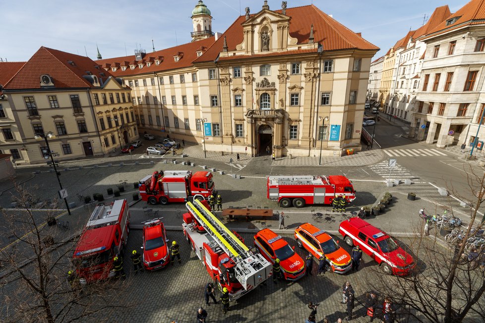 Pražští hasiči si připomněli 170. výročí od svého založení spanilou jízdou po Praze