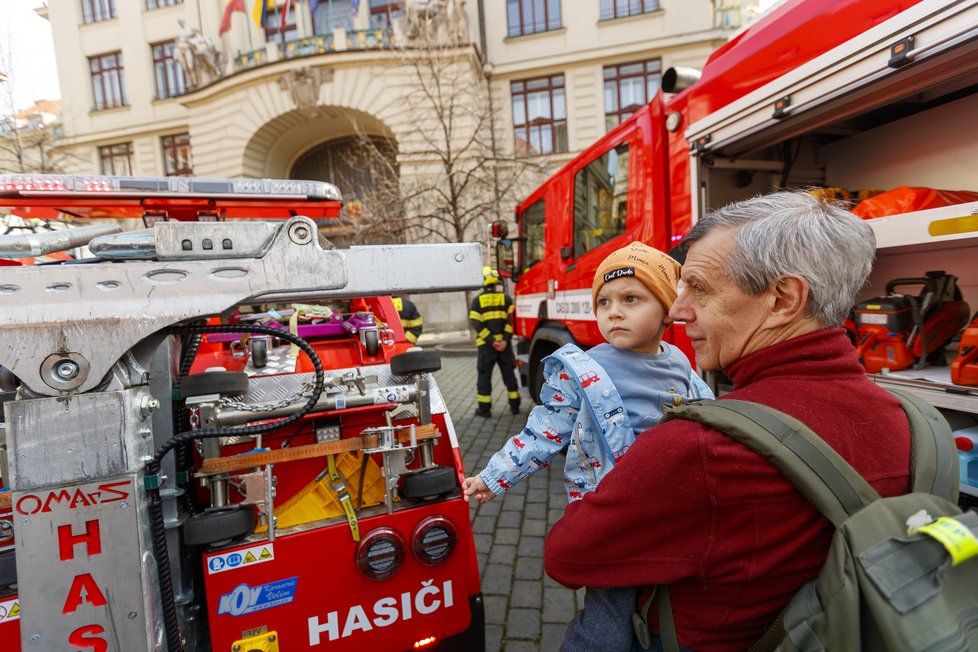 Pražští hasiči si připomněli 170. výročí od svého založení spanilou jízdou po Praze