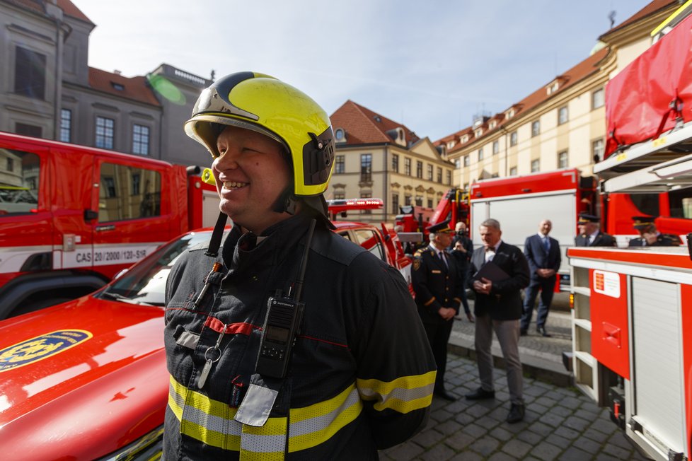 Pražští hasiči si připomněli 170. výročí od svého založení spanilou jízdou po Praze