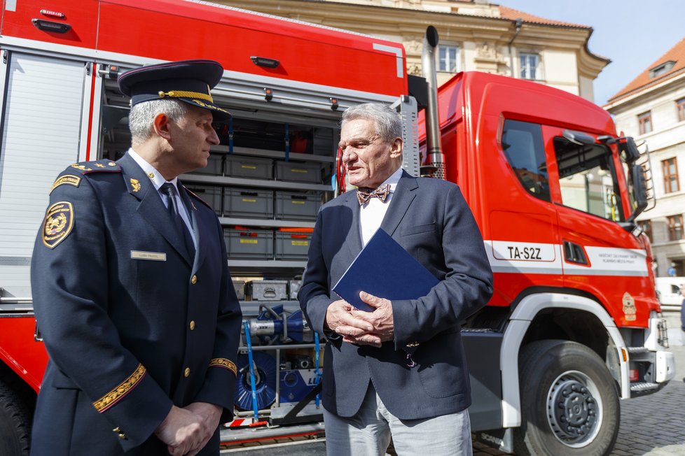 Pražští hasiči si připomněli 170. výročí od svého založení spanilou jízdou po Praze