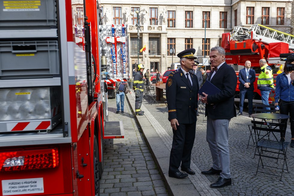 Pražští hasiči si připomněli 170. výročí od svého založení spanilou jízdou po Praze