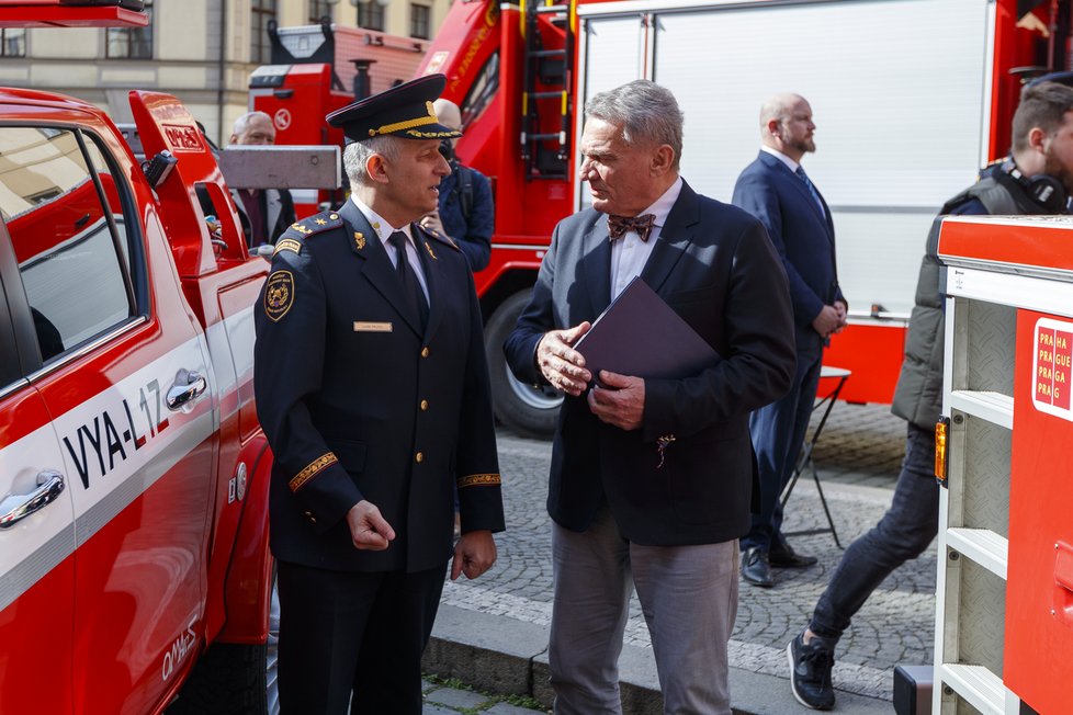 Pražští hasiči si připomněli 170. výročí od svého založení spanilou jízdou po Praze