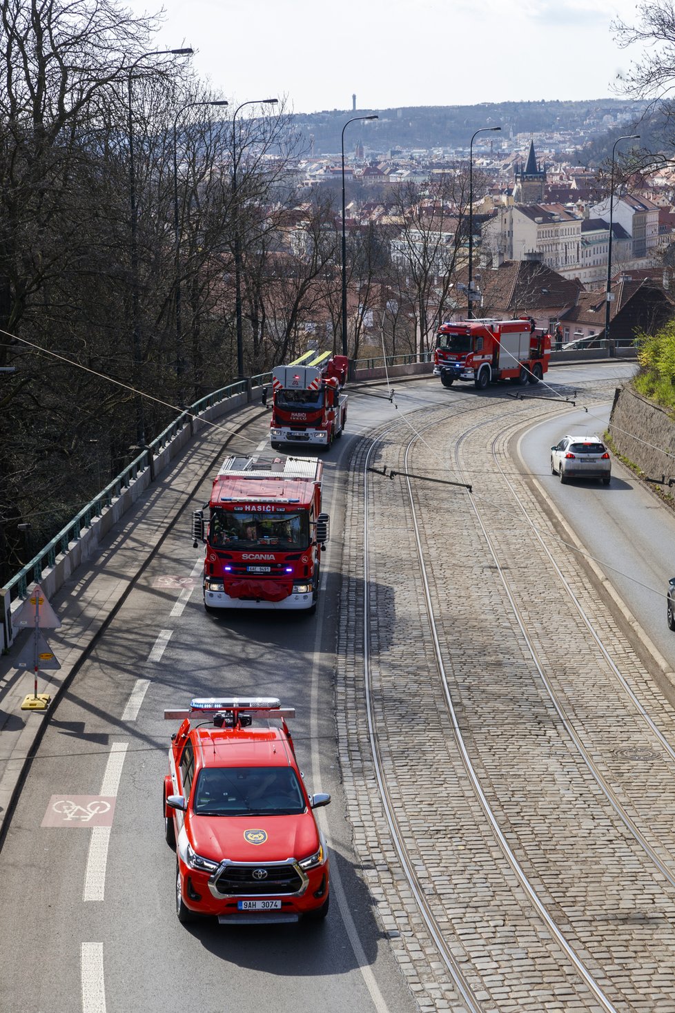 Pražští hasiči si připomněli 170. výročí od svého založení spanilou jízdou po Praze