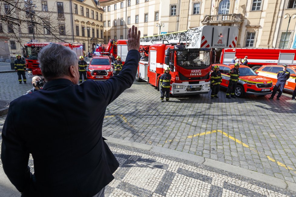 Pražští hasiči si připomněli 170. výročí od svého založení spanilou jízdou po Praze