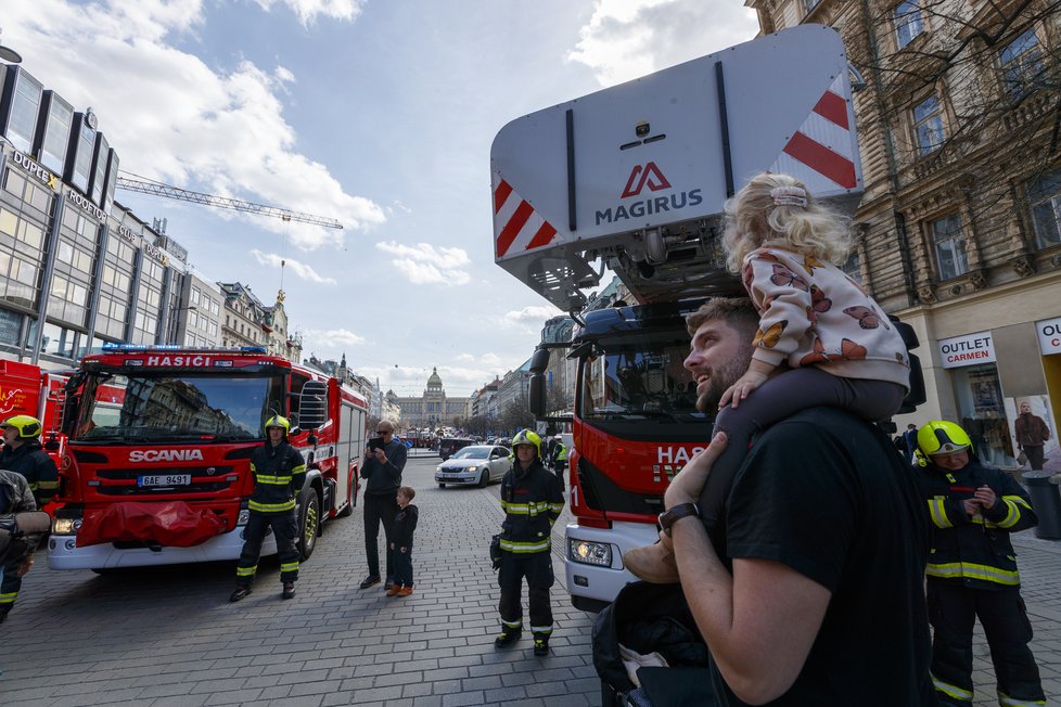 Pražští hasiči si připomněli 170. výročí od svého založení spanilou jízdou po Praze