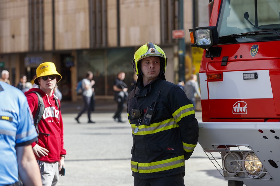 Pražští hasiči si připomněli 170. výročí od svého založení spanilou jízdou po Praze