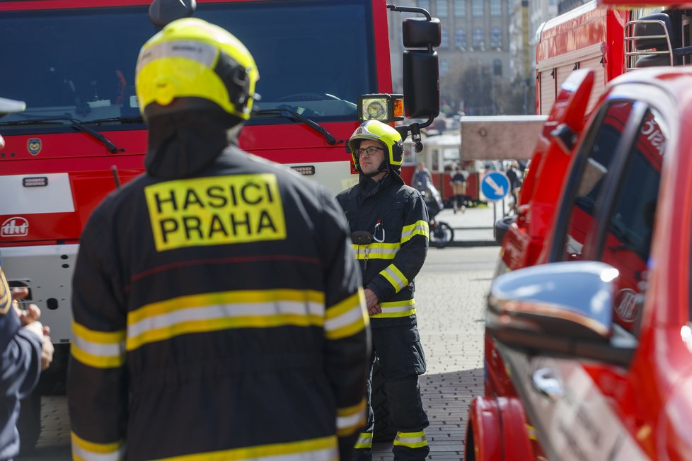 Pražští hasiči si připomněli 170. výročí od svého založení spanilou jízdou po Praze