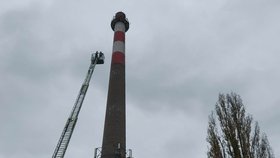 Více než sedm hodin hrozil skokem z 80 metrů vysokého komína muž středního věku v Brně.