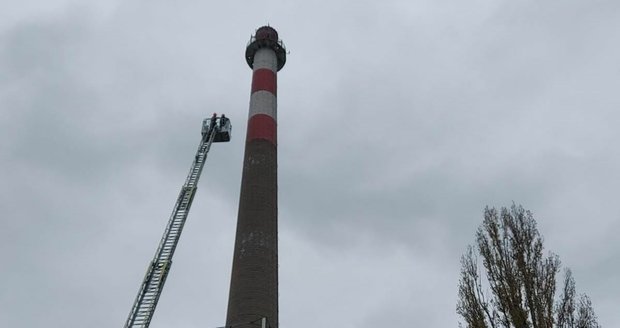 Více než sedm hodin hrozil skokem z 80 metrů vysokého komína muž středního věku v Brně.