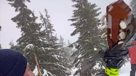 Hasiči z Trutnova při výcviku na Sněžce narazili na muže, který na vrchol vyrazil "nalehko"! Měl s sebou ale kytaru.