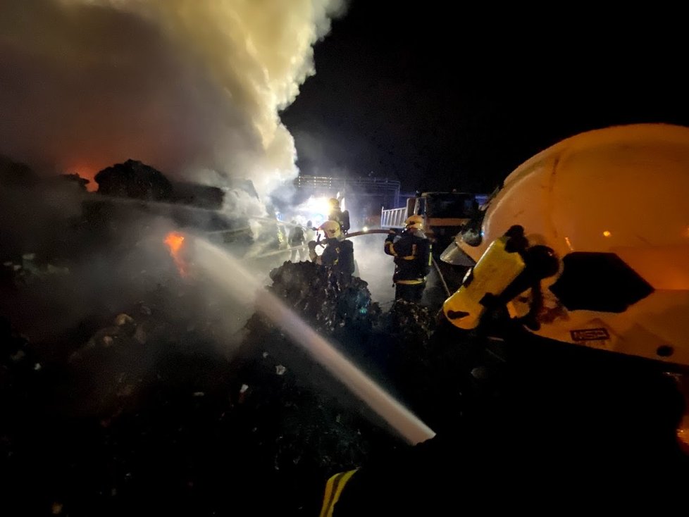 V ulici Ke Kablu v Praze hořelo 10. května 2020 celkem 50 tun plastu.