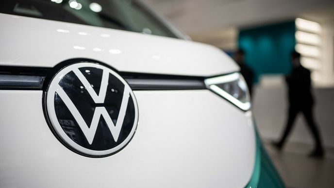 Logo koncernu Volkswagen na elektromobilu I.D. Buzz